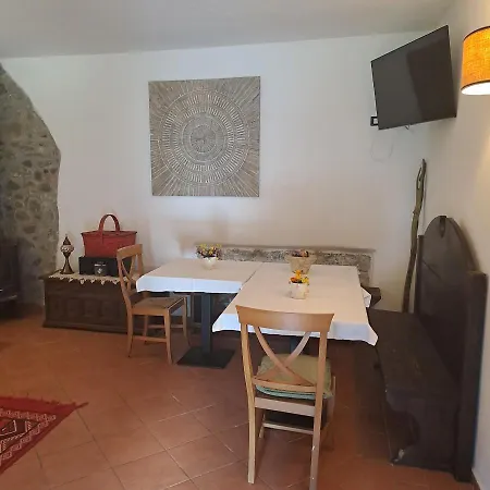 La Casina Rosa Valeriano Lunense